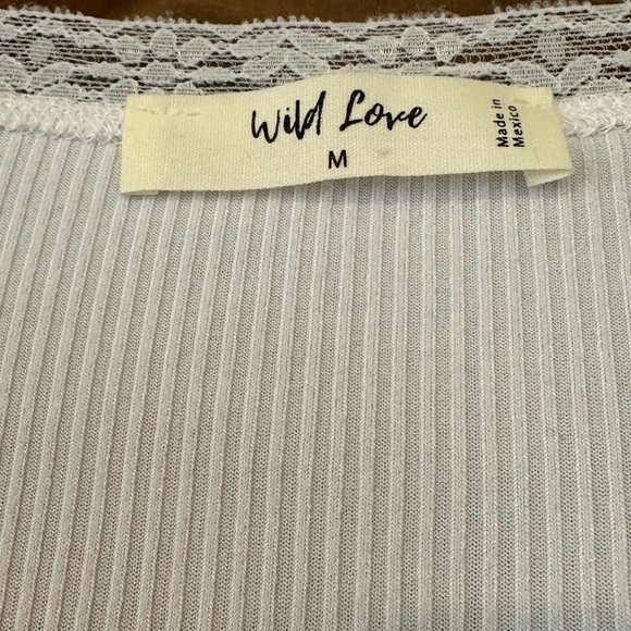 White Ribbed V-Neck Lace Trim Top Sz M - Picture 2 of 7